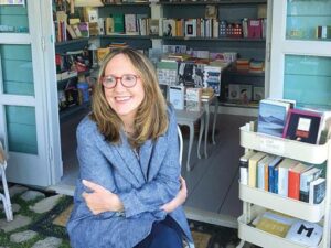 Alba Donati en su librería Sopra la Penna (Lucignana).